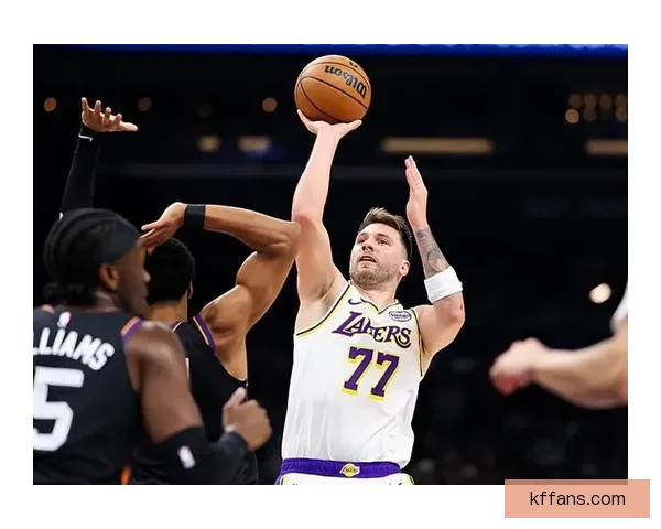 东契奇腿筋二级拉伤无限期休战 湖人前景堪忧恐无缘所有评奖